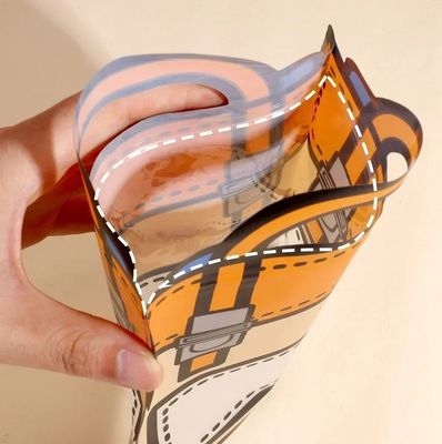 パーソナライズ可能で楽しい 透明な漫画 リサイクルバックパック ザイプ型のプラスチックギフトバッグ